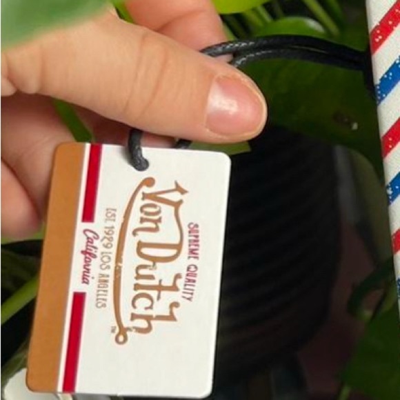 VON DUTCH UNISEX MAGNETIC CROSS-BODY VERTICAL BOX NWT - Picture 7 of 7